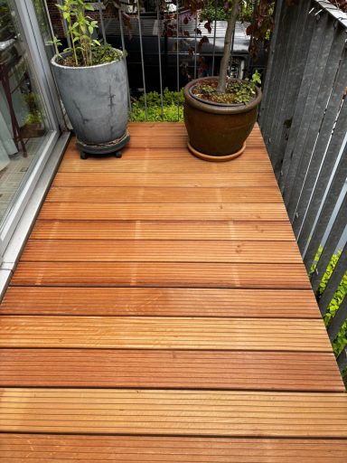 Balkon mit neu verlegtem Holzbelag in Hamburg
