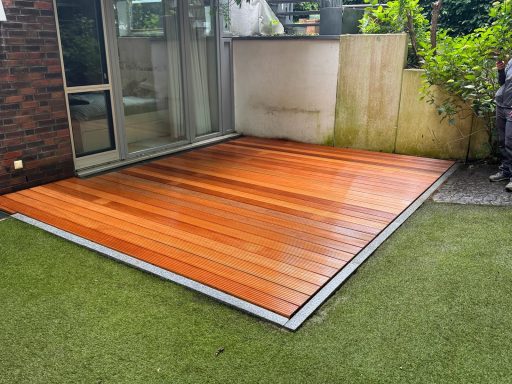 Moderne Holzterrasse im Garten mit hochwertigem Terrassenbelag in Hamburg